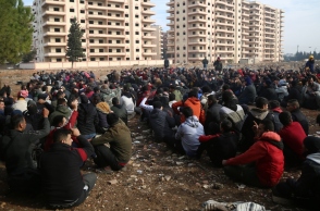 κρατουμενοι καθισμενοι στο εδαφος