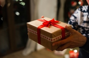 Χέρια κρατούν ένα δώρο