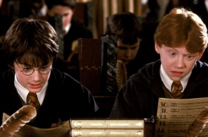 2 μαθητες καθισμενοι σε θρανιο