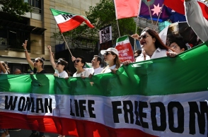 διαδηλωση, πανό, σημαιες