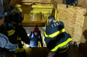 πυροσβεστες απεγκλωβιζουν κοσμο απο μετρο