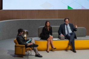 Ο δημοσιογράφος Νίκος Ευσταθίου, η Γενική Διευθύντρια της Google για τη ΝΑ Ευρώπη, Πέγκυ Αντωνάκου, και ο Κυριάκος Πιερρακάκης, Υπουργός Παιδείας