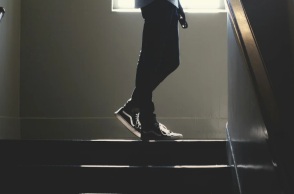 μαθητης περπαταει σε σκαλοπατια