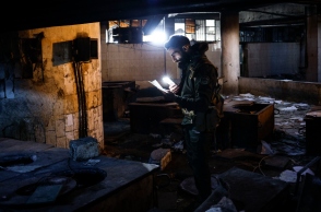 ανδρας με φακο διαβαζει εγγραφα