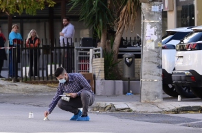 αστυνομικός εξεταζει τον τοπο του εγκλήματος