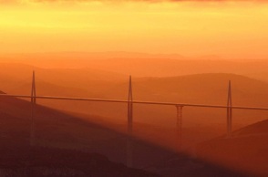 Η γέφυρα MillaΗ γέφυρα Millau, η ψηλότερη στον κόσμο, εγκαινιάζεται σαν σήμερα πριν 20 χρόνια u, η ψηλότερη στον κόσμο, εγκαινιάζεται σαν σήμερα πριν 20 χρόνια 