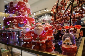 Βιτρίνα με χριστουγεννιάτικα στολίδια