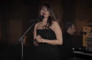 Γυναίκα τραγουδαει