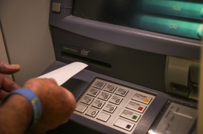 Ποιοι θα δουν χρήματα στον λογαριασμό τους από ΕΦΚΑ και ΔΥΠΑ την ερχόμενη εβδομάδα