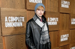Ο Τιμοτέ Σαλαμέ αναδημιουργεί το εμβληματικό λουκ του Μπομπ Ντίλαν με ξανθά μαλλιά στην πρεμιέρα του «A Complete Unknown» στη Νέα Υόρκη