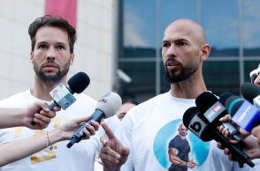 O Άντριου Τέιτ (δεξιά) και ο αδερφός του Τρίσταν