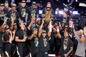 Ο Γιάννης Αντετοκούνμπο πανηγυρίζει το NBA Cup που κατέκτησε με τους Μιλγουόκι Μπακς