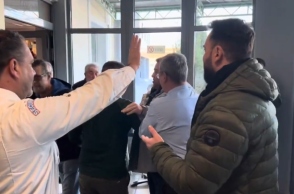 ανδρες σπρωχνονται