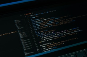 Χάκερ έκλεβε σήμα συνδρομητικών καναλιών, το επανακωδικοποιούσε και το πωλούσε