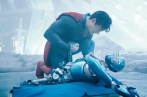 Ο Σουπερμαν μαζι με ρομποτ