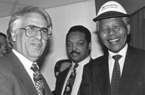 Ο Πρόεδρος του Ομίλου, δρ Γιώργος Β. Αποστολόπουλος με τον Νέλσον Μαντέλα