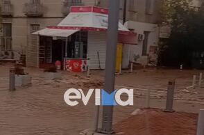 Εύβοια: Δρόμοι γεμάτοι λάσπη στα Λουτρά Αιδηψού από την κακοκαιρία