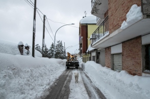 χιονια, εσκαφεας, σπιτια, σκυλος