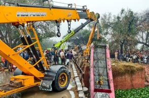 συνεργεία διάσωσης, συντριμμια λεωφορειου, περαστικοι