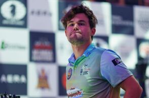 Σκάκι: Ο Μάγκνους Κάρλσεν επιστρέφει μετά την ποινή για το τζιν που φορούσε