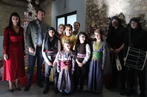 Ο Στέφανος Κασσελάκης με ποντιακη χορωδία