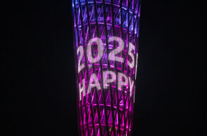 Η Κίνα υποδέχθηκε το 2025, τη "χρονιά του Φιδιού", με φωτορυθμικά σόου και πυροτεχνήματα	