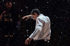 Η παράσταση στο ΚΘΒΕ που μας ταξιδεύει στην ψυχή του Μανώλη Χιώτη