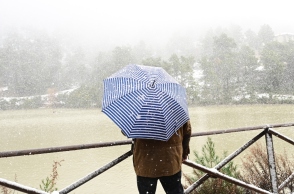ανδρας κραταει ομπρελα, βροχη, χιονι