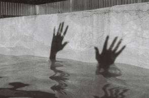 πισινα, χερια, σκιες