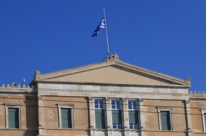 Μεσίστια η σημαία στη Βουλή για το θάνατο του Κώστα Σημίτη