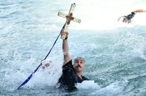 Ο άνδρας που έπιασε τον Σταυρό στον Πειραιά