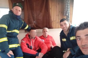 Σέλι Ημαθίας: Η πρώτη φωτογραφία του 23χρονου σκιέρ στο καταφύγιο με τους πυροσβέστες