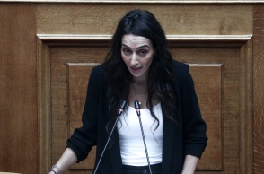 Κηδεία Κώστα Σημίτη: Λιποθυμικό επεισόδιο είχε η βουλευτής του ΠΑΣΟΚ Κατερίνα Σπυριδάκη