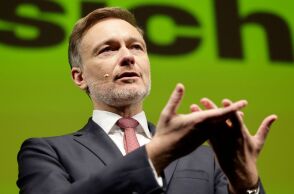 Γερμανία: Ο ηγέτης των Φιλελευθέρων και πρώην υπουργός δέχθηκε τούρτα σαπουνιού