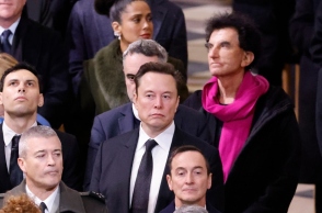 O Έλον Μασκ αναμεσα σε κοσμο