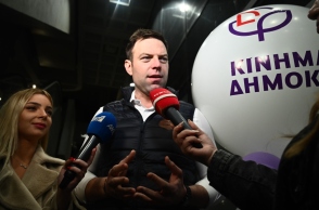 Ο Στέφανος Κασσελάκης, δημοσιογραφοι, μικρόφωνα, μπαλονια