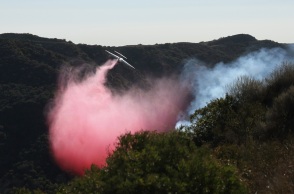 Ποια είναι η ροζ σκόνη που χρησιμοποιείται για την καταπολέμηση των πυρκαγιών στην Καλιφόρνια;