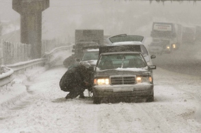 οχηματα, ανθρωποι βαζουν αντιολισθητικες αλυσιδες σε αμαξι, χιονια