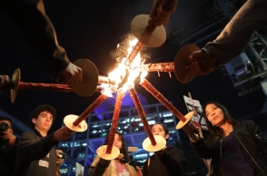 διαδηλωτες κρατουν πυρσους