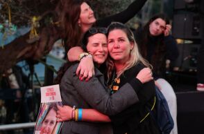 Τελ Αβίβ: Αγωνία, δάκρυα και συγκινητικές εικόνες για την απελευθέρωση των πρώτων ομήρων