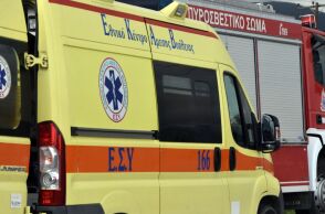 Ασθενοφόρο του ΕΚΑΒ και πίσω του όχημα της Πυροσβεστικής