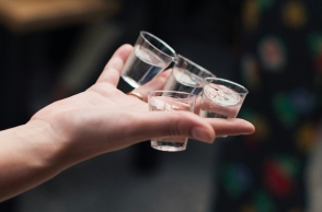 χερι κραταει σφηνακια