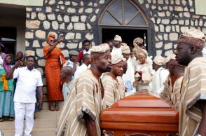 Nιγηρία: Οικογενειακή παράδοση...αμισθί νεκροθάφτες εδώ και πενήντα χρόνια