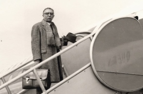 Ο Φιλοποίμην Φίνος ανεβαινει στο αεροπλάνο