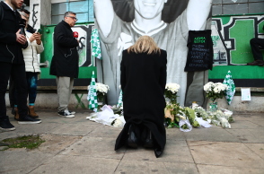 Μίμης Δομάζος: Στη Λεωφόρο η σορός του «Στρατηγού» - Η συγκινητική κίνηση της κόρης του 