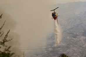ελικοπτερο πυροσβεστικης ριχνει νερο