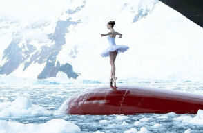 Μπαλαρίνα μαγεύει με τον χορό της στην άκρη του κόσμου