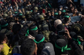 Πλήθος κόσμου κατά την απελευθέρωση ομήρων, στο πλαίσιο συμφωνίας μεταξύ Χαμάς - Ισραήλ