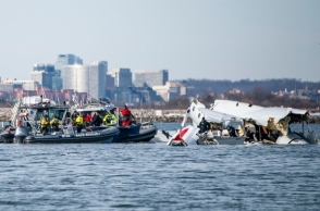 συντριμμια απο πτωση αεροπλάνου, θαλασσα, σωστικη βαρκα
