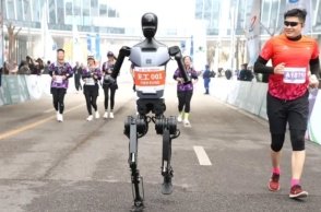 ρομποτ δρομεας, ανθρωποι τρεχουν